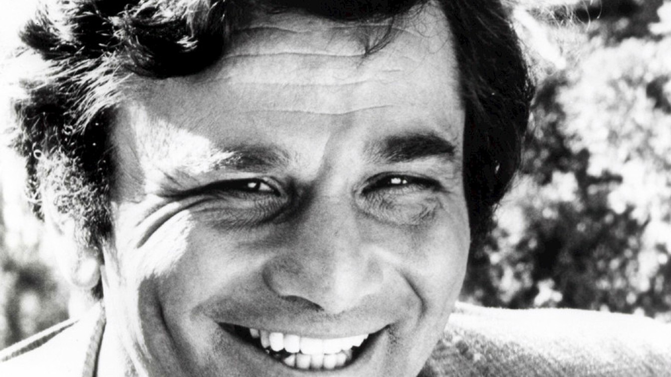 Peter Falk souriant dans le role de Columbo, photo de 1973 domaine public