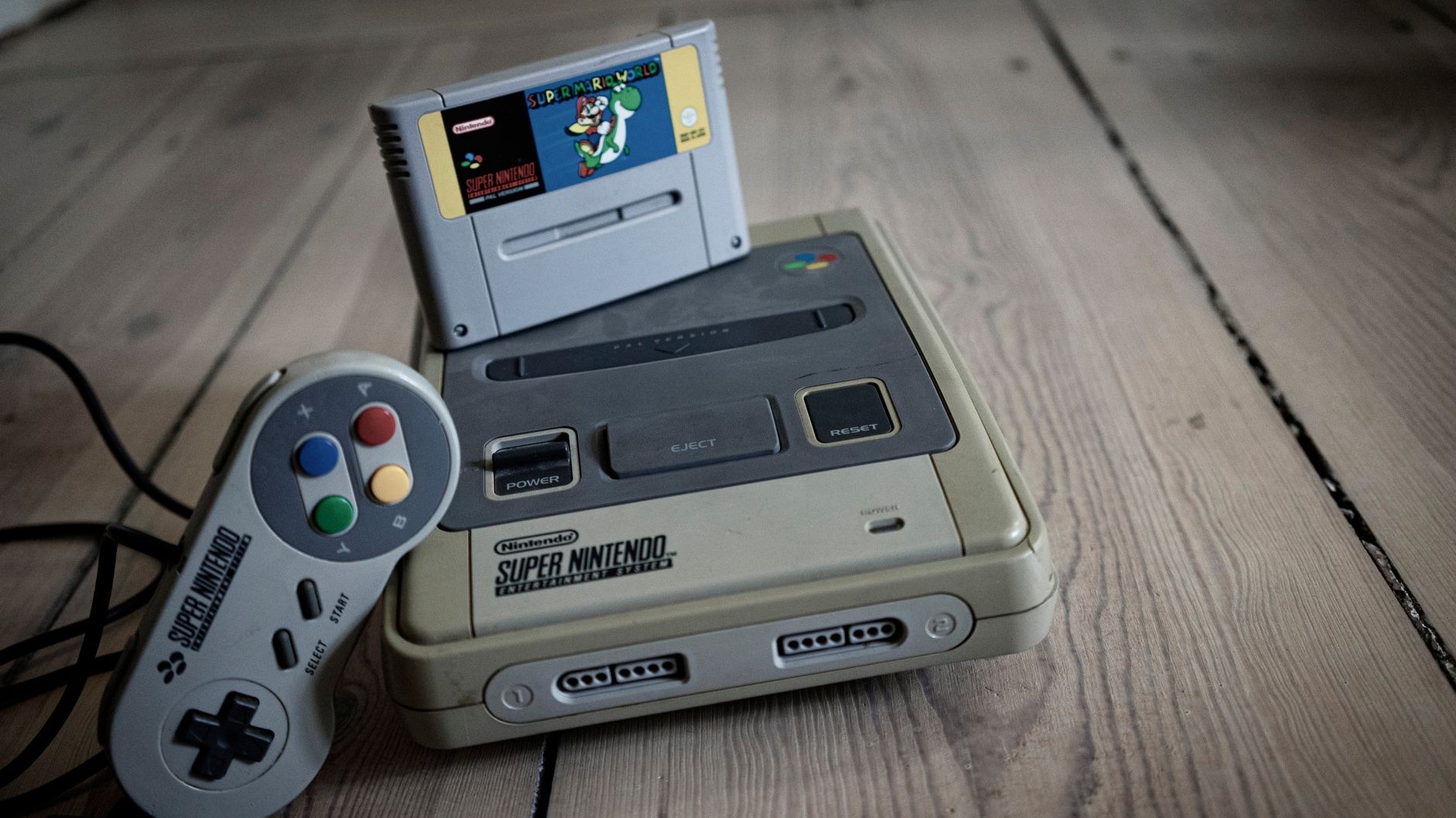 Nintendo n'a jamais vendu une seule NES en France : c'est une autre marque qui fixait le prix dans les rayons