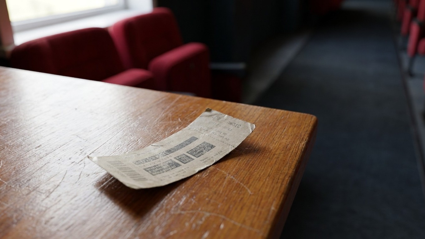 Plus personne n'arrive à l'heure indiquée sur son billet de cinéma : voici ce qui occupe réellement les vingt premières mi...